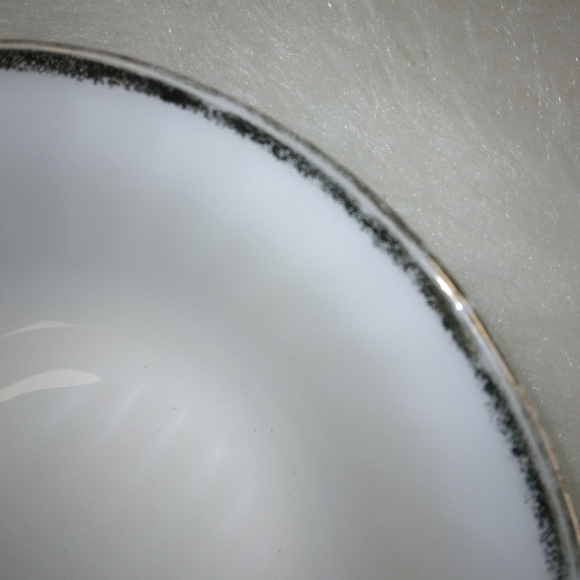 VINTAGE Fire King Milk Glass Ovenware 19 swirl bowl with gold edge - Picture 4 of 8